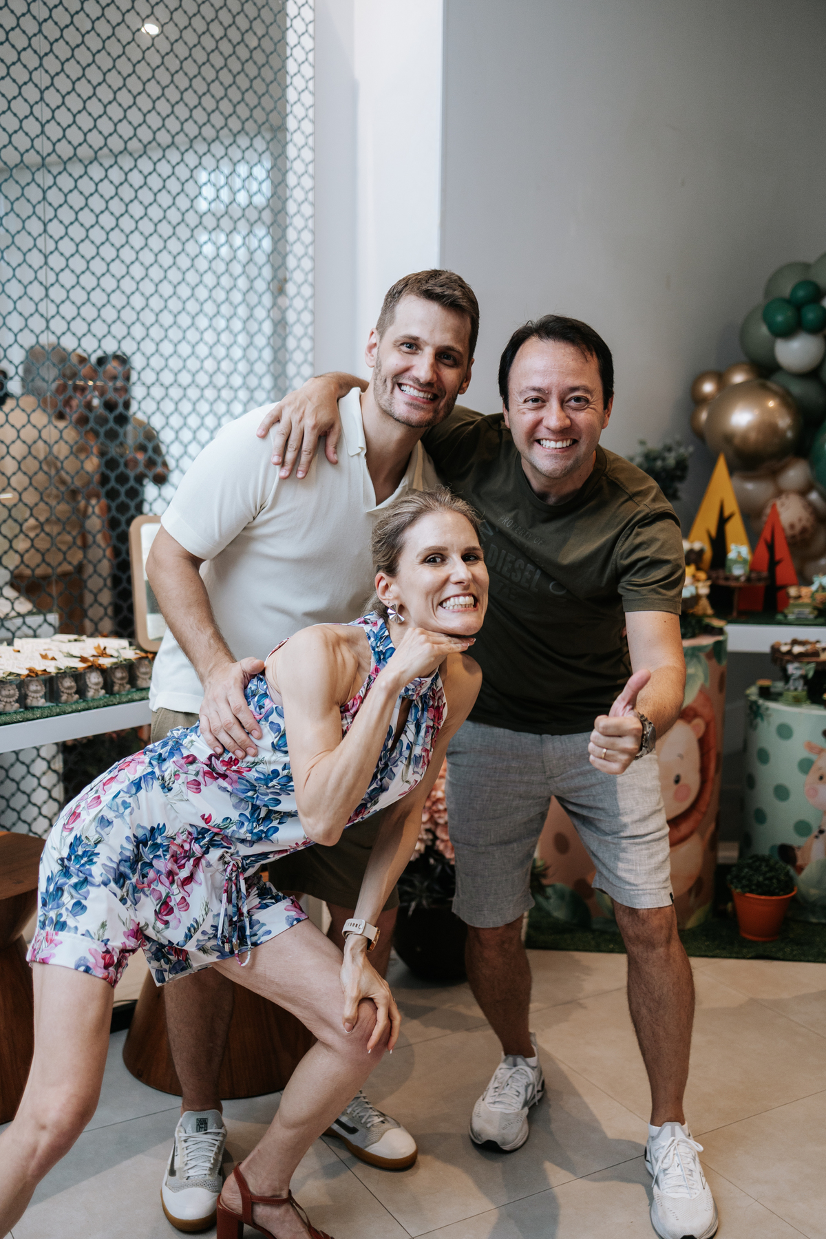 Foto de amigos descontraídos posando para o retrato oficial.