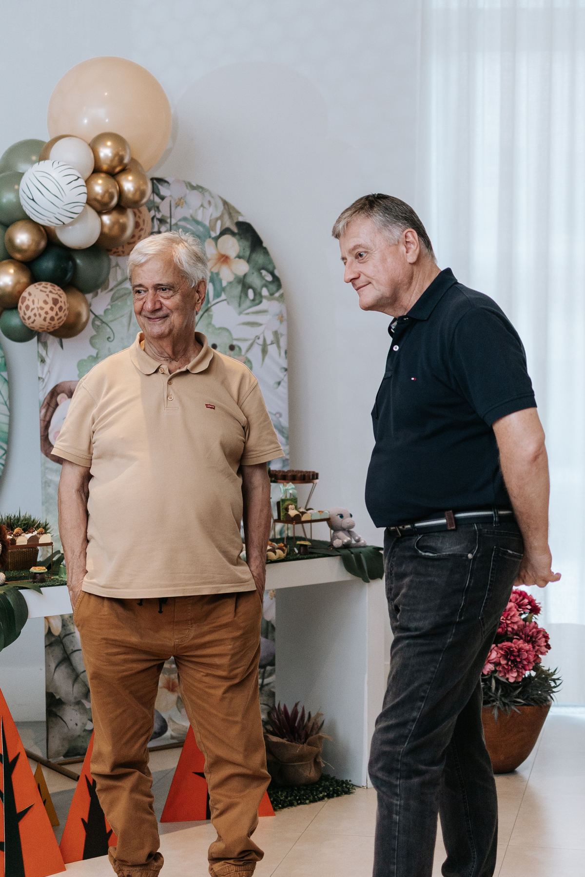 Foto de familiares conversando alegremente ao final do evento.