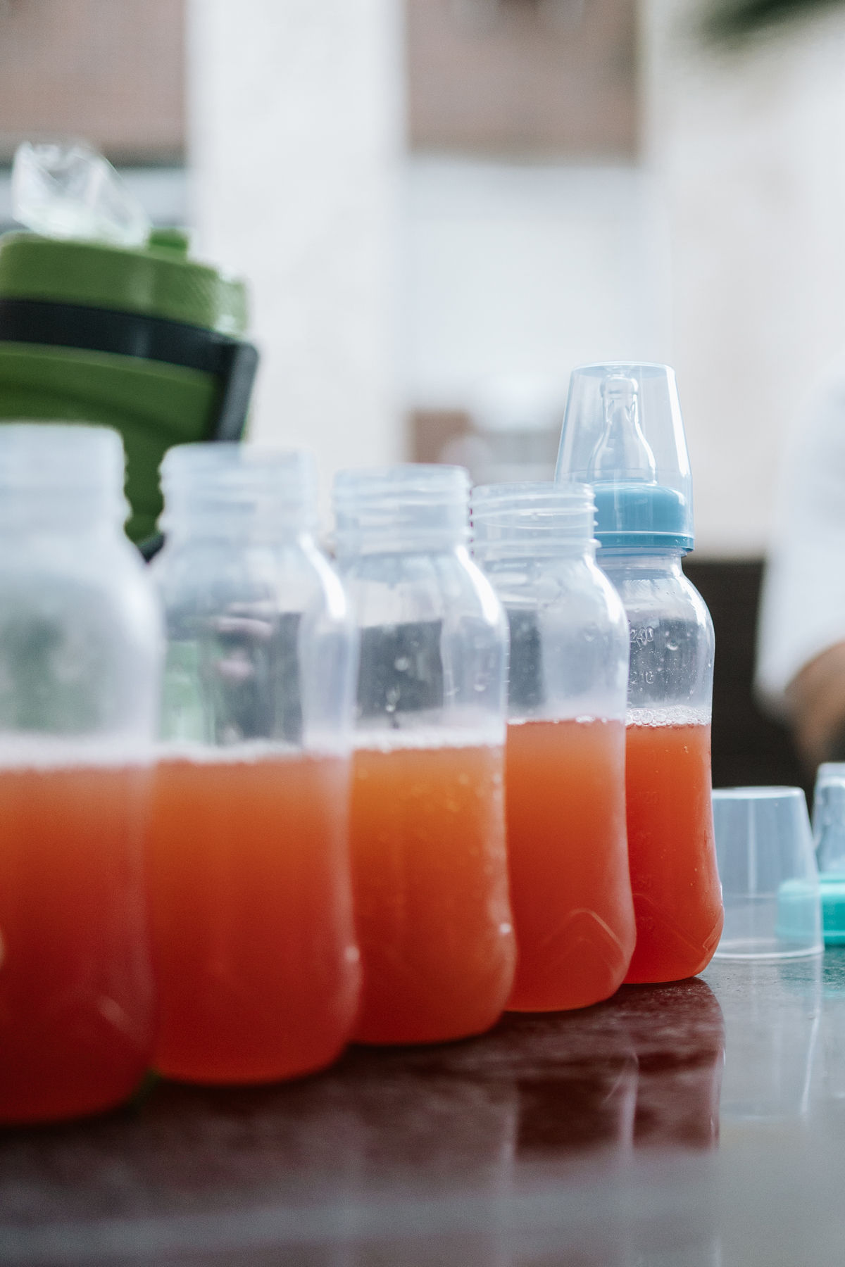 Foto em detalhe das mamadeiras para brincadeiras na festa. 