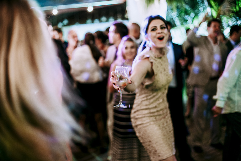 amiga da noiva festejando