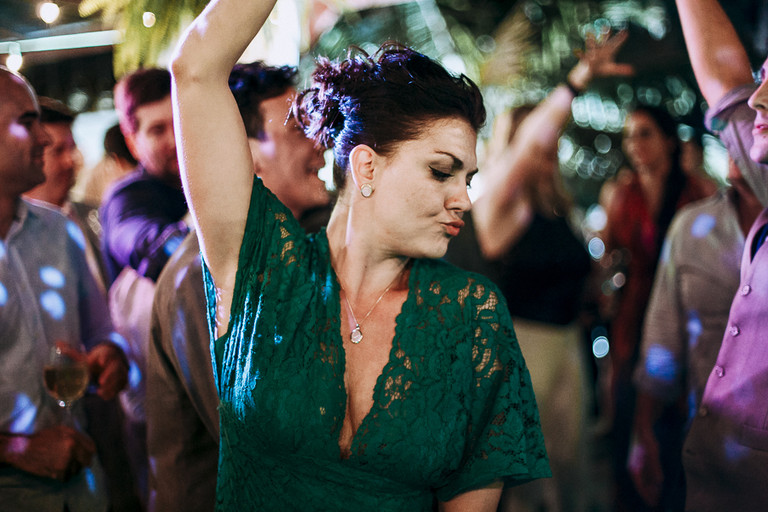 irmã da noiva dançando