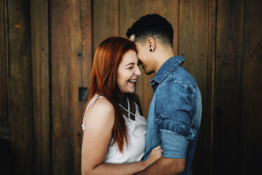 casal de frente sorrindo
