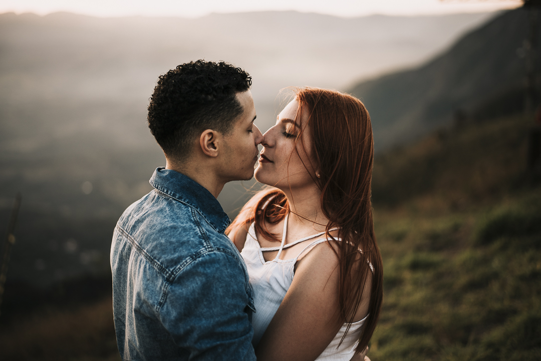 casal encostando os narizes