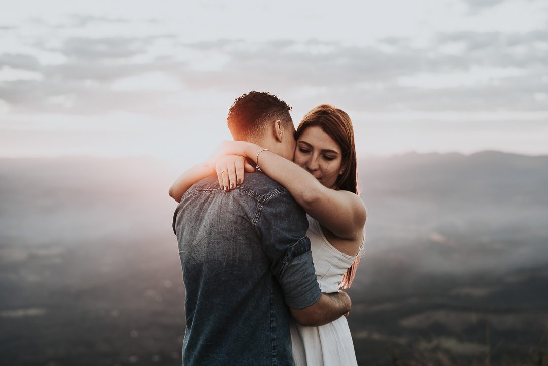 casal se abraçando no por do sol