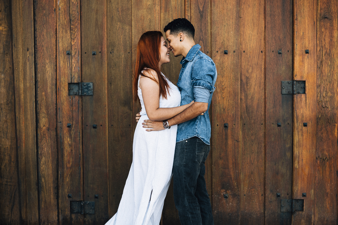 casal se abraçando