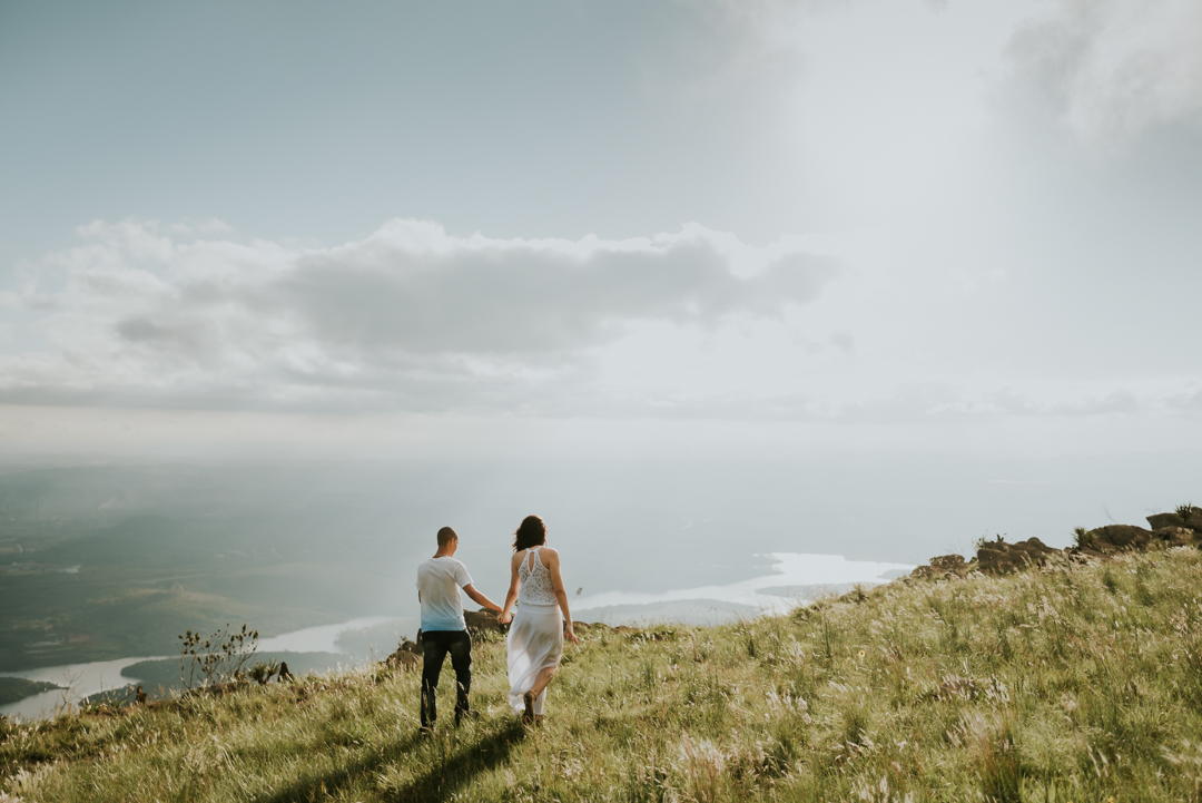 caminhando de mãos dadas