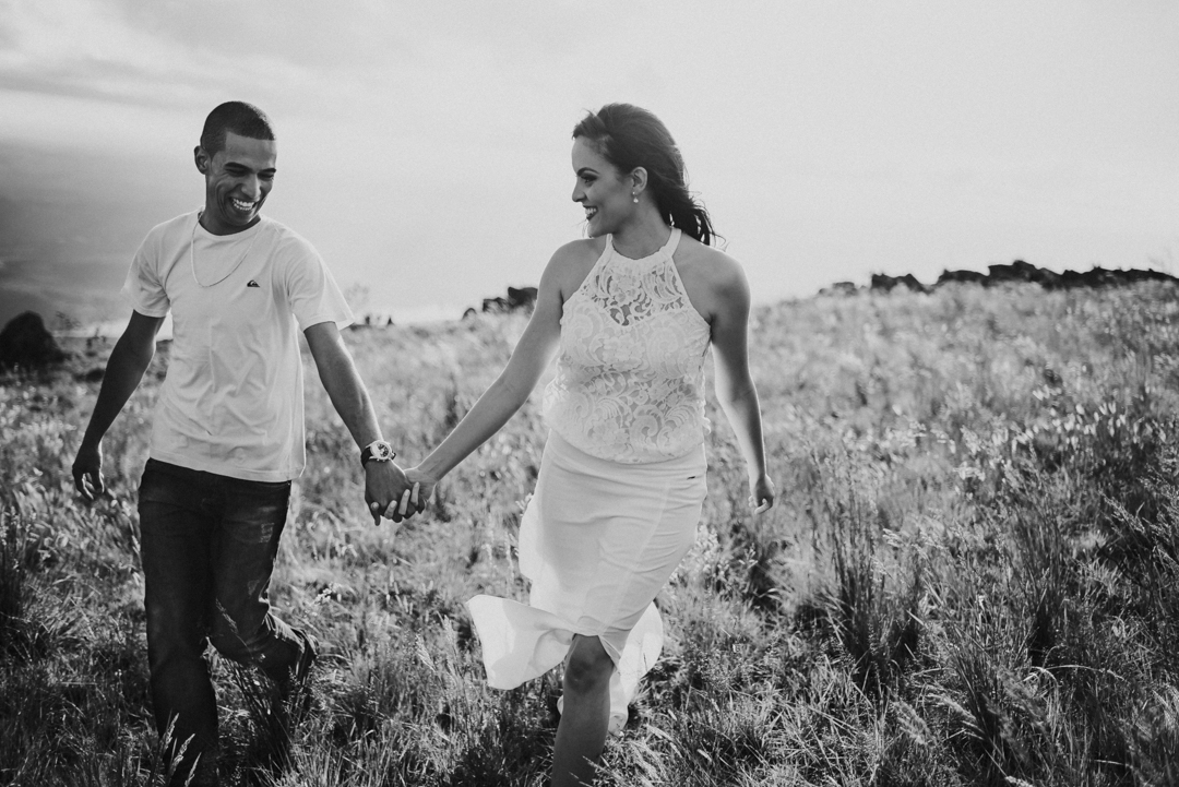 casal caminhando de frente
