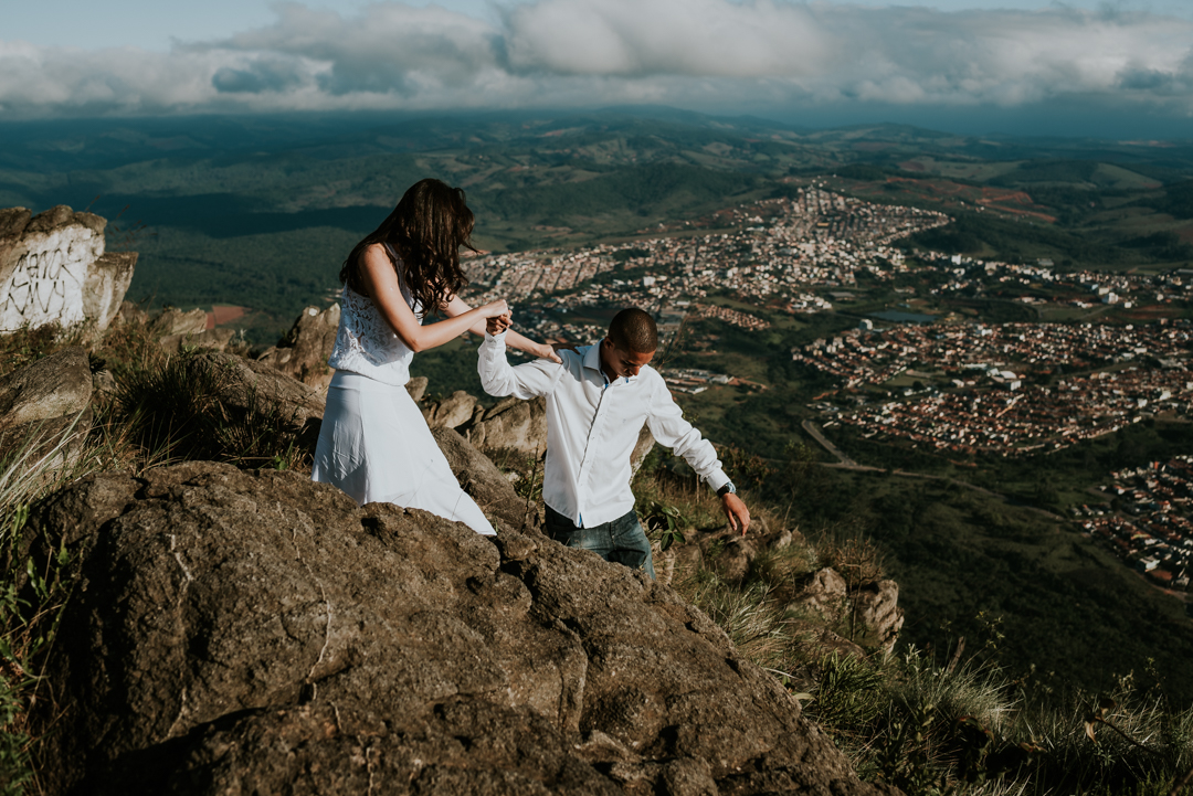 casal descendo a montanha