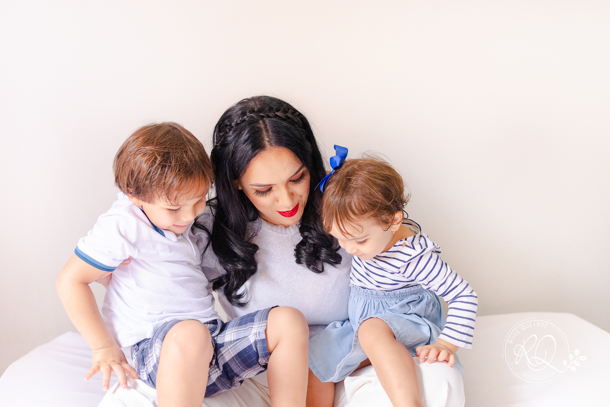 ensaio-família-lifestyle-em casa-atemporal-diversão-mamãe