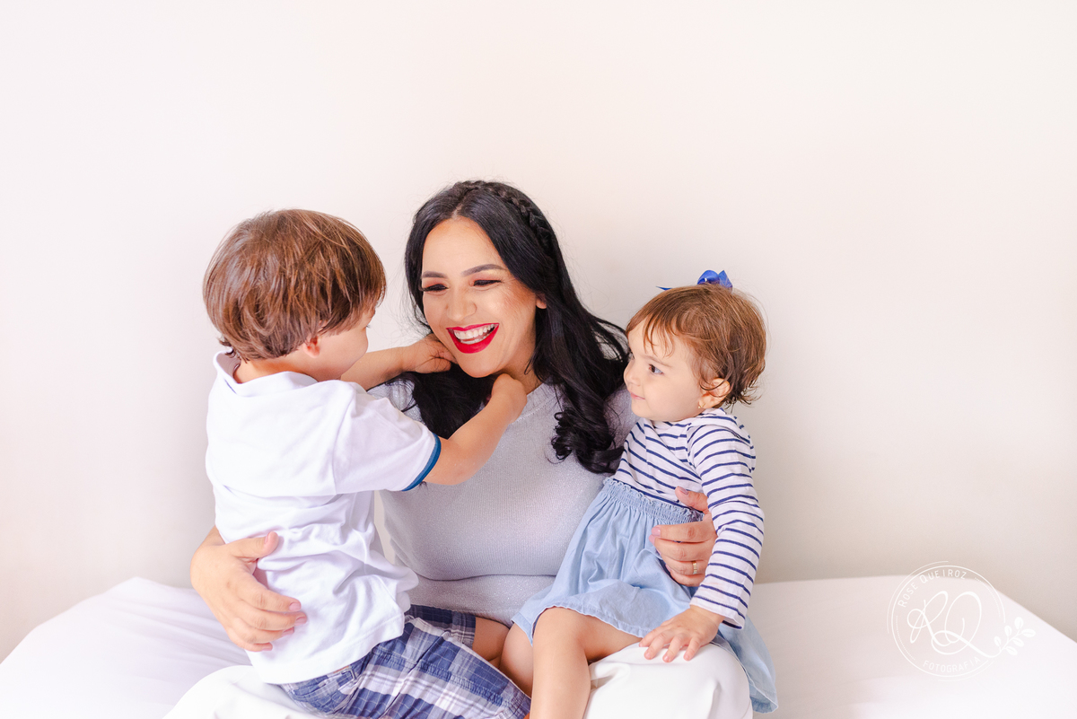 ensaio-família-lifestyle-em casa-atemporal-diversão-dia-das-mães