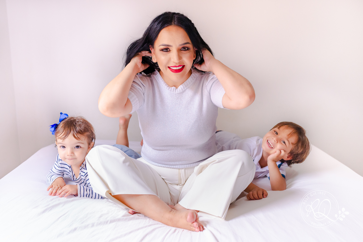 ensaio-família-lifestyle-em casa-atemporal-diversão-mamãe bebê