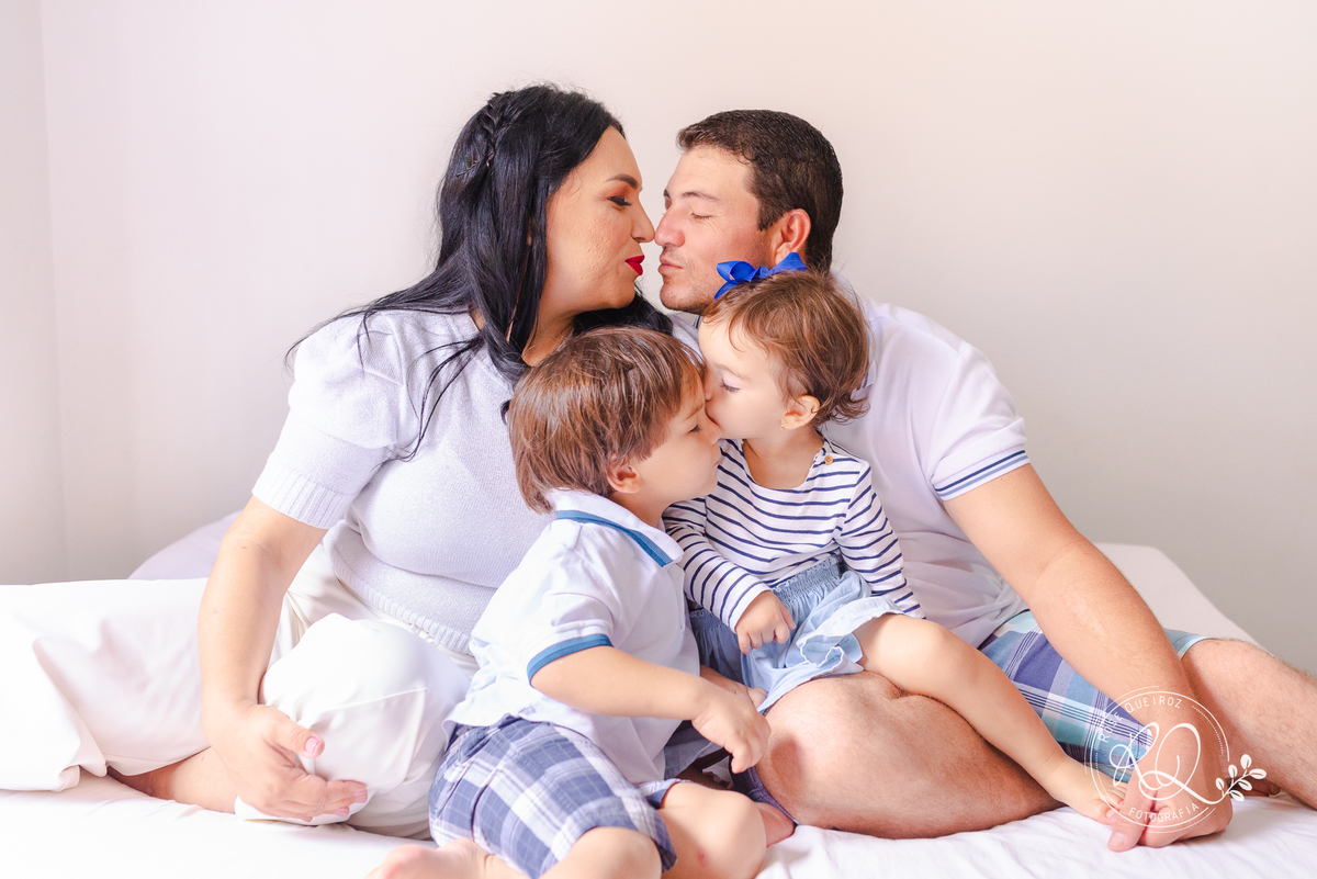 ensaio-família-lifestyle-em casa-atemporal-diversão-beijo