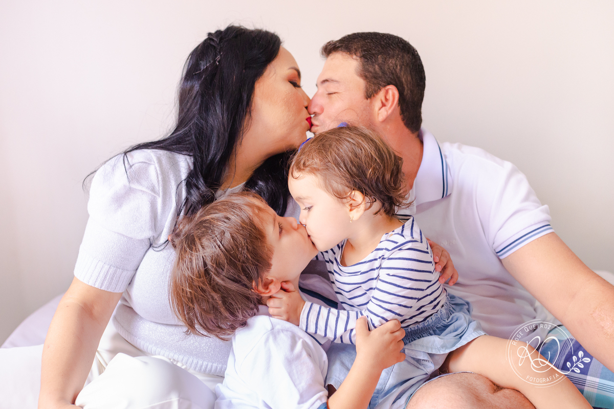 ensaio-família-lifestyle-em casa-atemporal-diversão-amor de irmãos