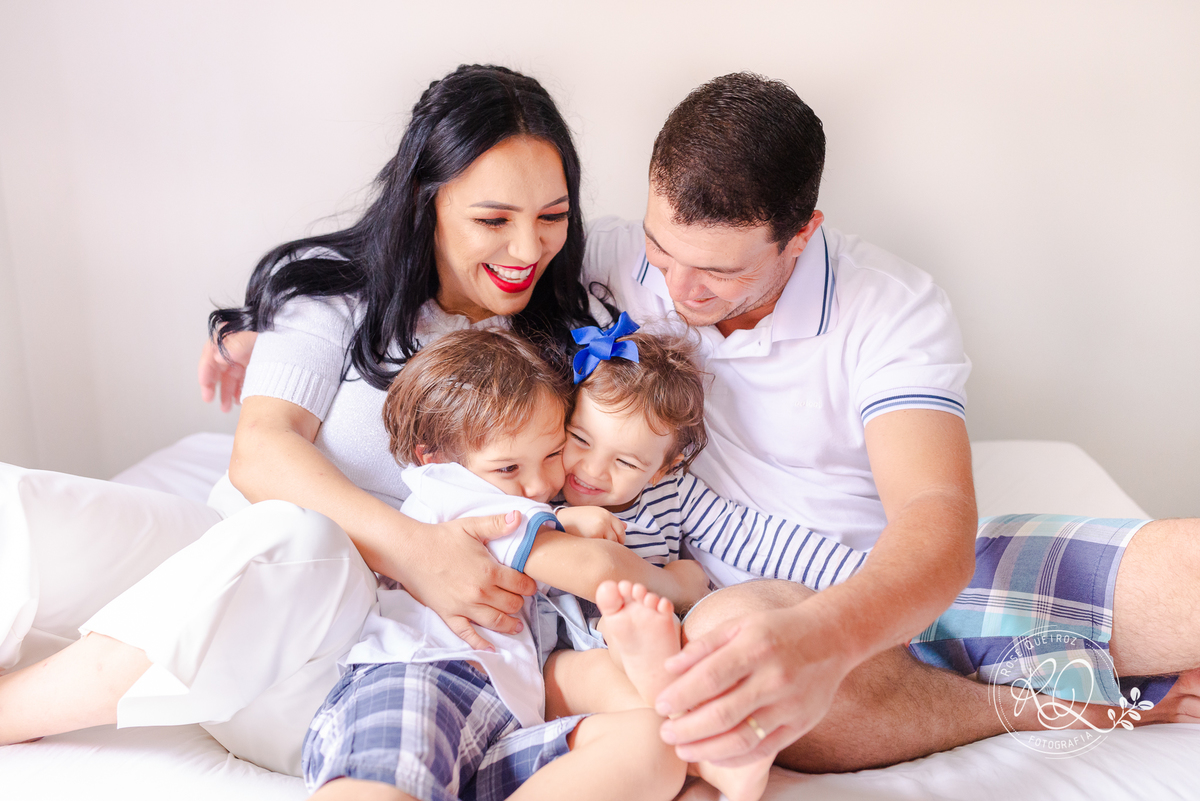 ensaio-família-lifestyle-em casa-atemporal-diversão-abração