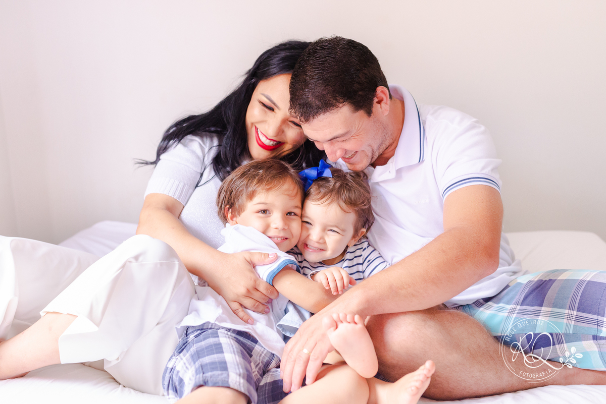 ensaio-família-lifestyle-em casa-atemporal-diversão-abraço