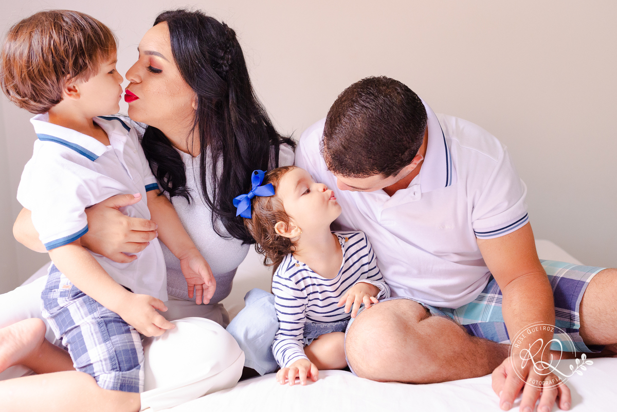 ensaio-família-lifestyle-em casa-atemporal-diversão-beijinho