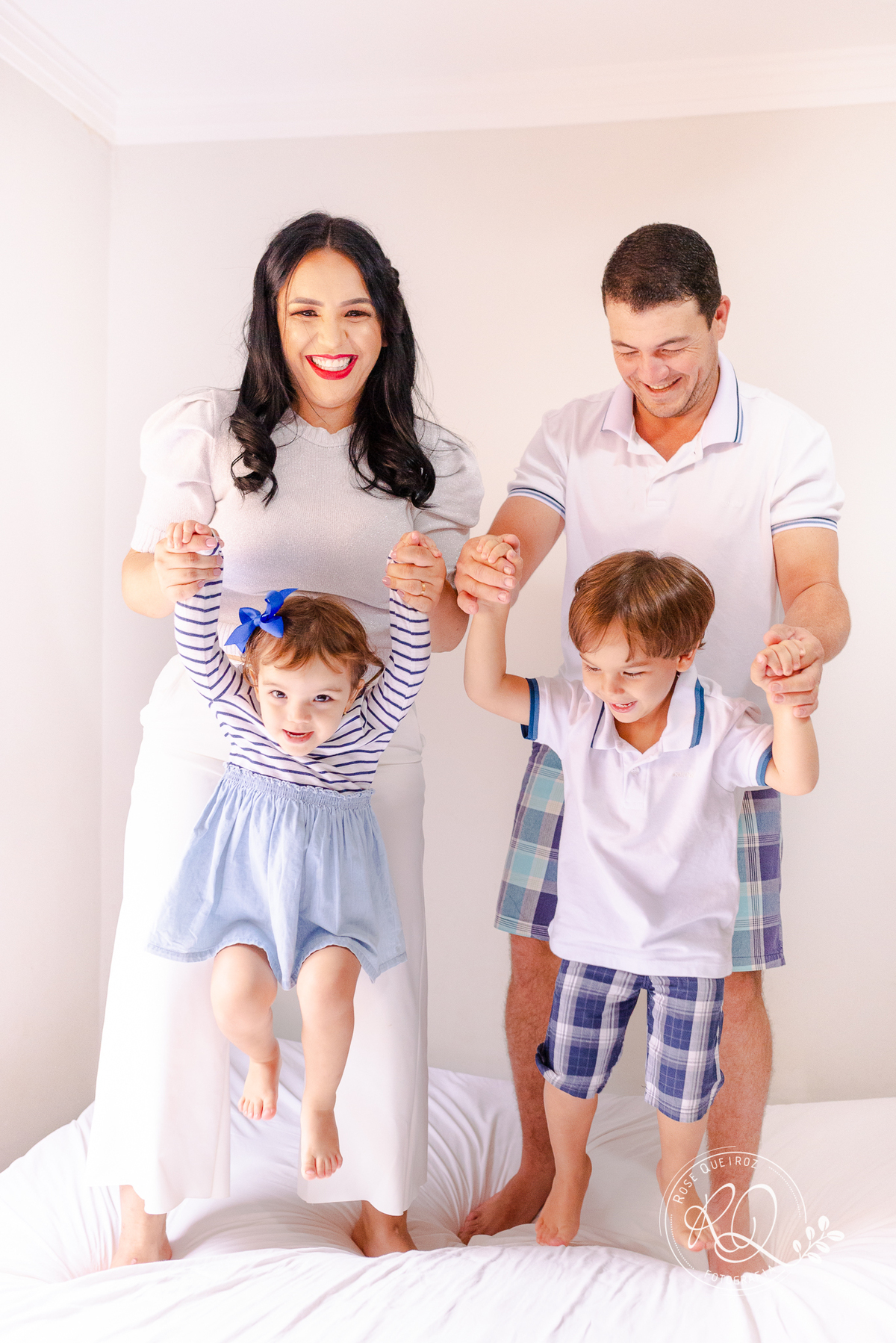 ensaio-família-lifestyle-em casa-atemporal-diversão-pula-pula