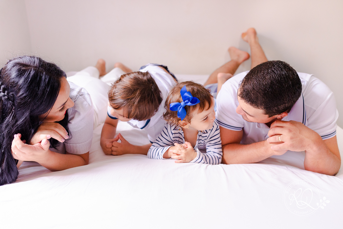 ensaio-família-lifestyle-em casa-atemporal-diversão-fotografia
