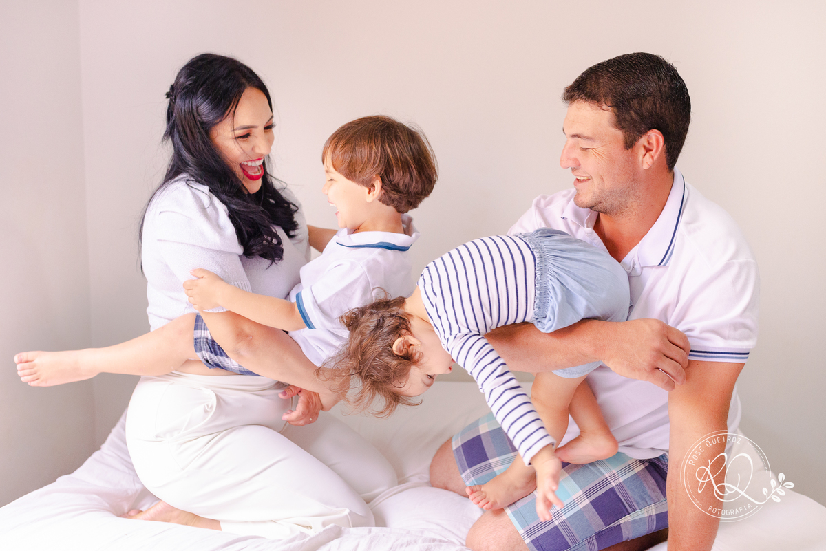 ensaio-família-lifestyle-em casa-atemporal-diversão-brincadeiras