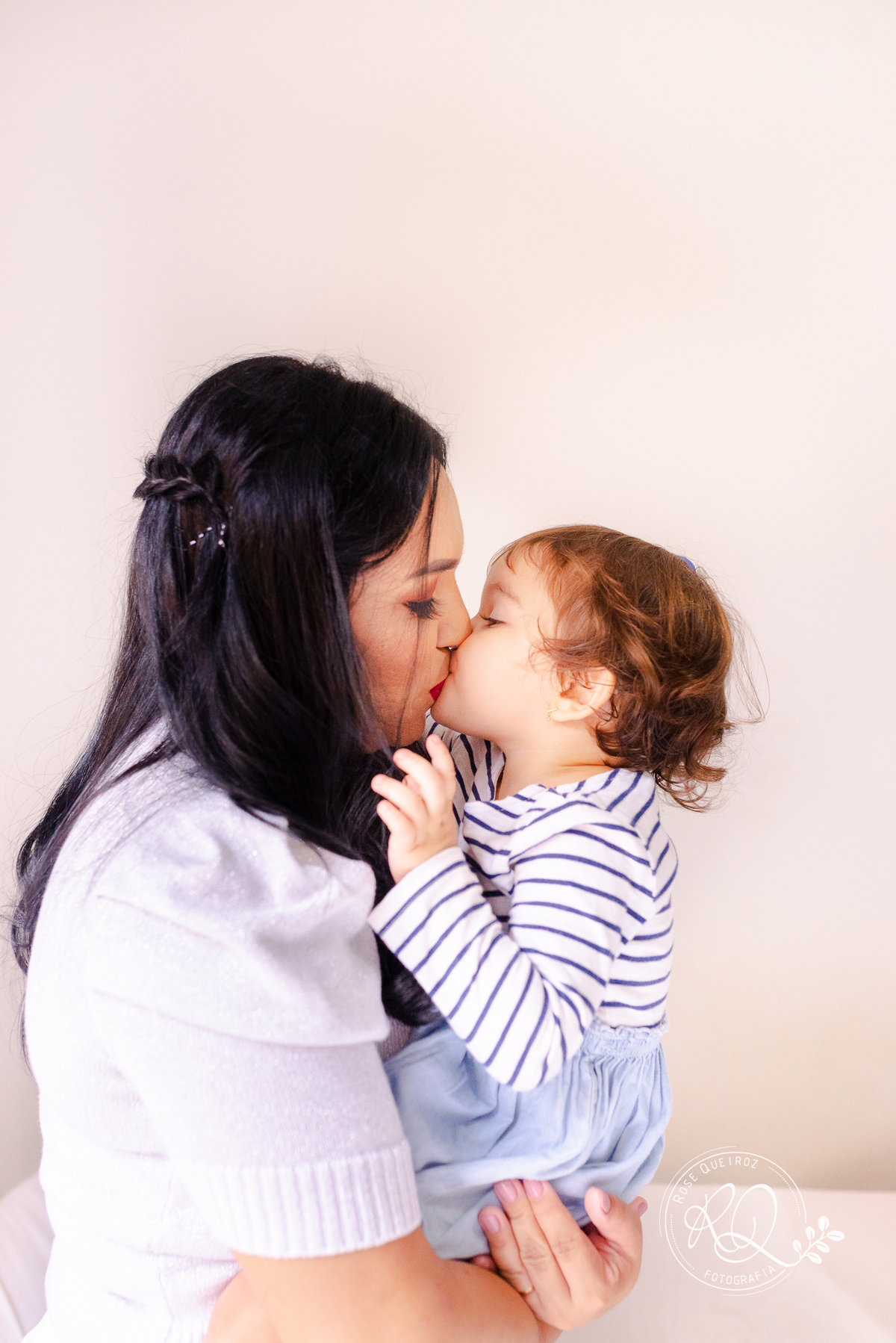 ensaio-família-lifestyle-em casa-atemporal-diversão-mâe e filha
