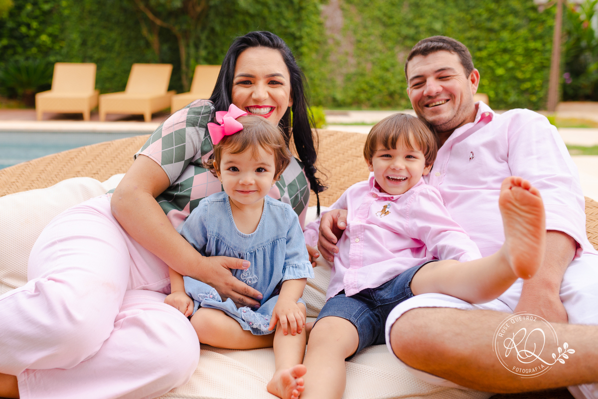 ensaio-família-lifestyle-em casa-atemporal-diversão-piscina