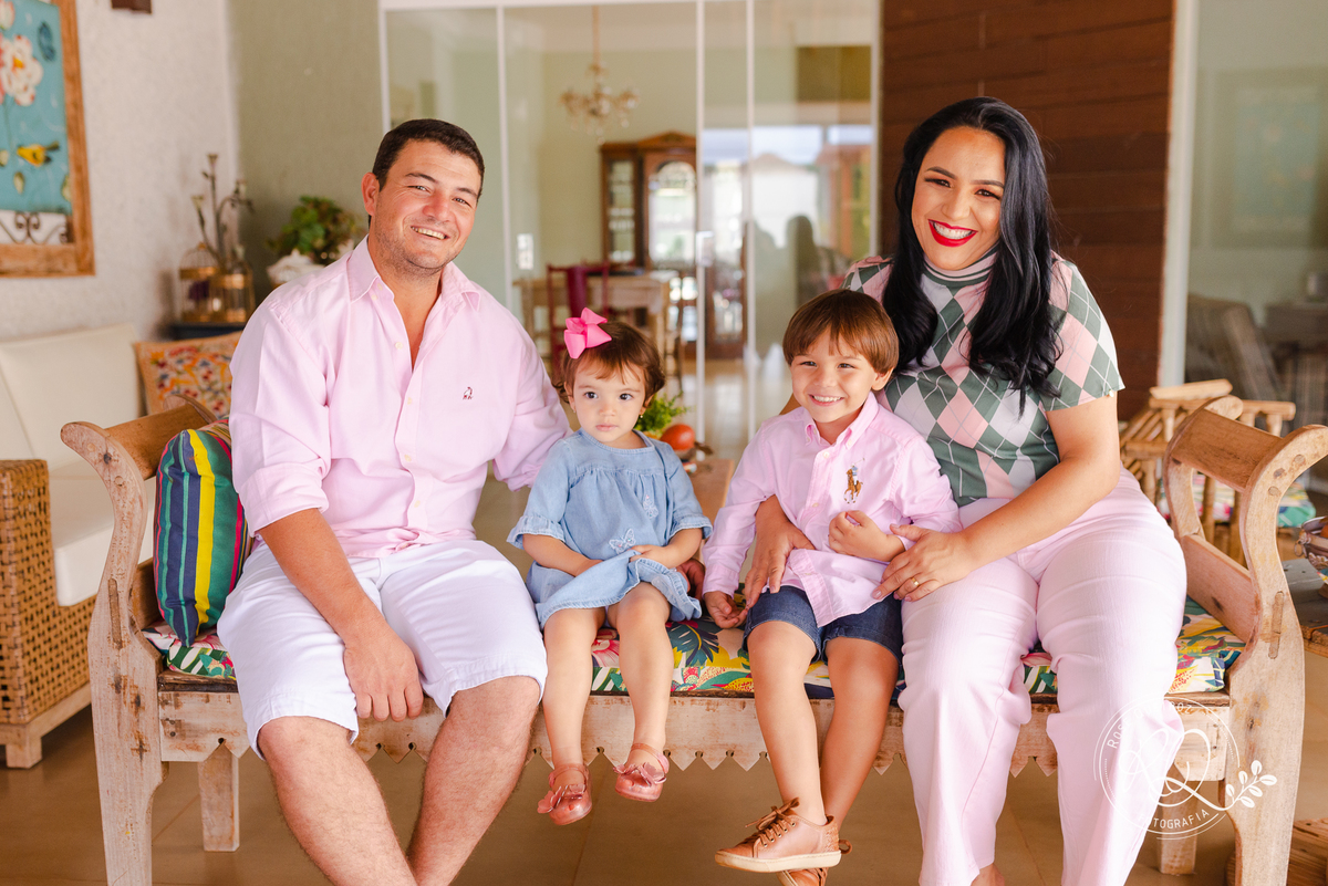 ensaio-família-lifestyle-em casa-atemporal-diversão-fotografia de familia