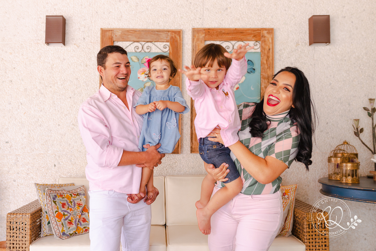 ensaio-família-lifestyle-em casa-atemporal-diversão-leão