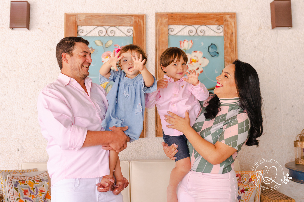 ensaio-família-lifestyle-em casa-atemporal-diversão-uberaba-mg