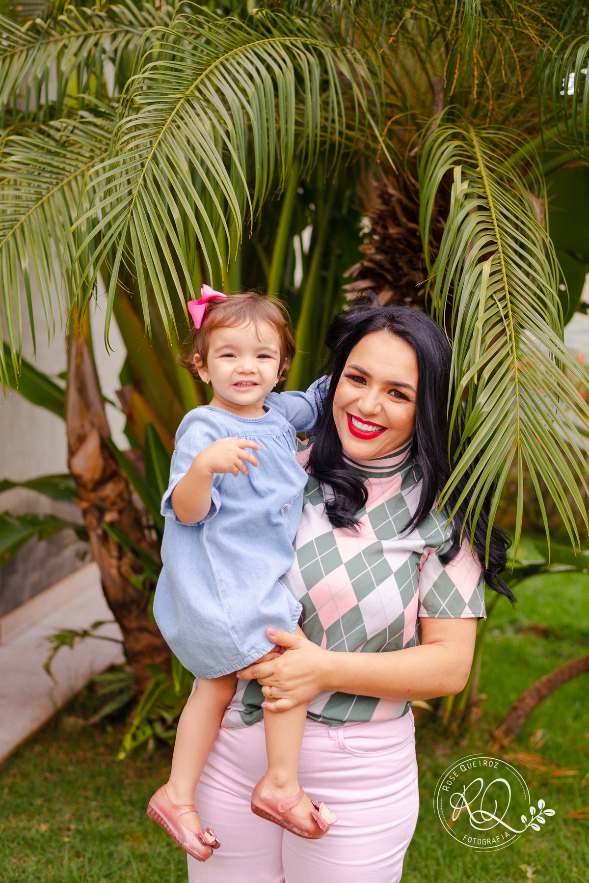 ensaio-família-lifestyle-em casa-atemporal-diversão-jardim