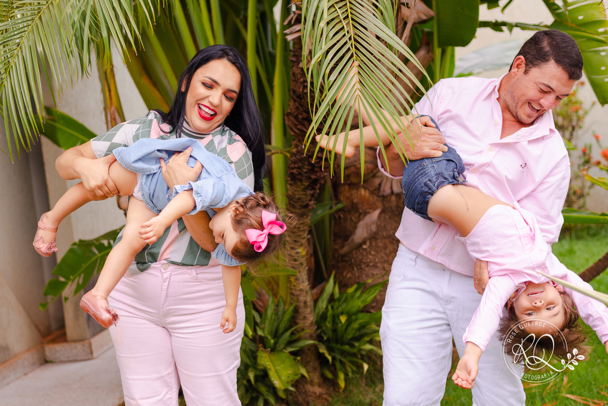 ensaio-família-lifestyle-em casa-atemporal-diversão-família-reunida-conceição