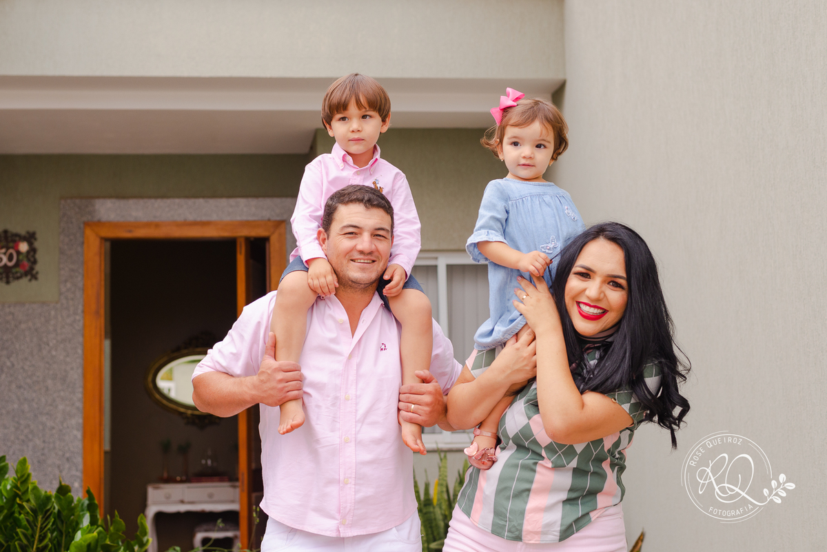 ensaio-família-lifestyle-em casa-atemporal-diversão-cavalinho