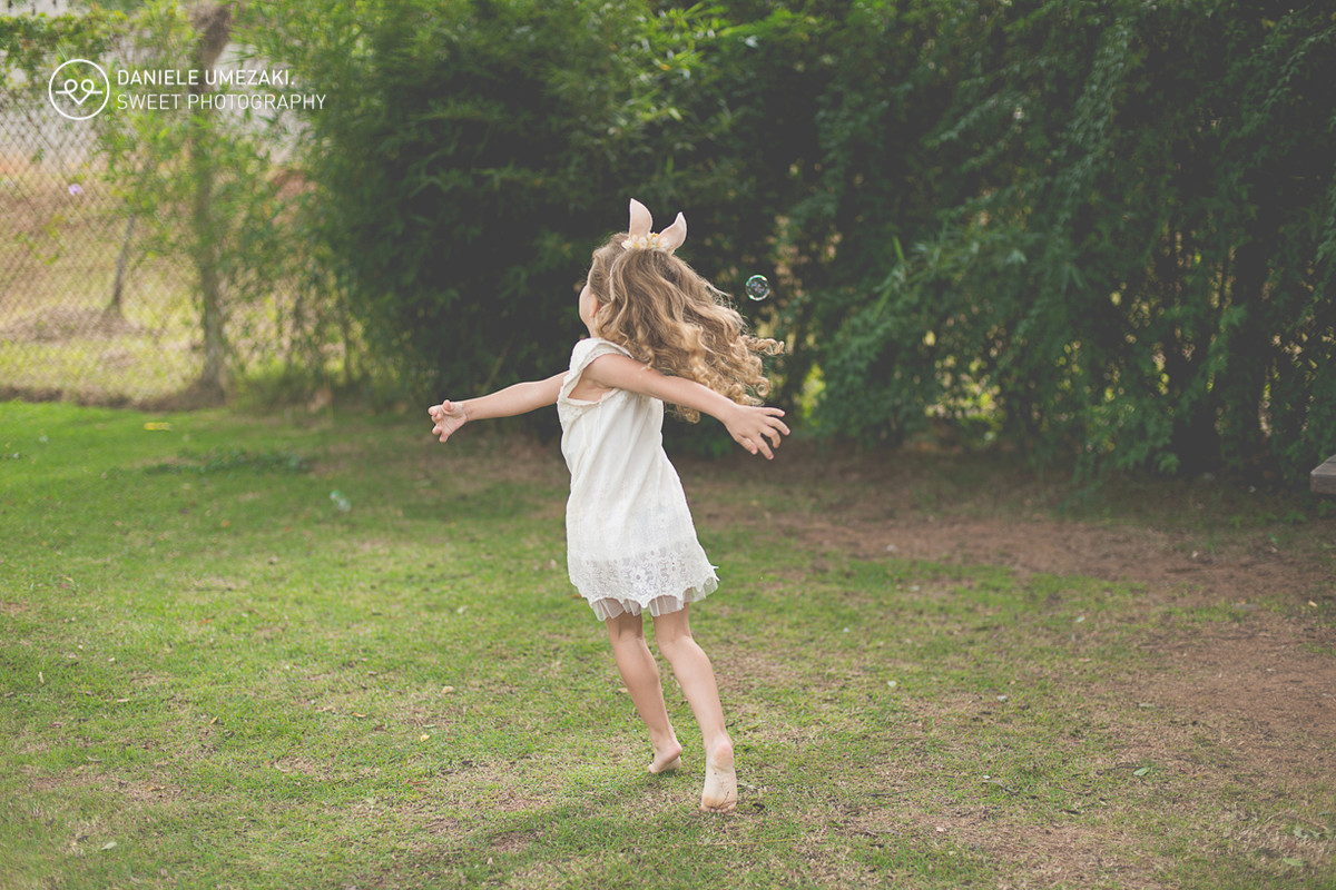 criança no parque centenário brincando bloinha de sabão daniele umezaki sweet photography fotografo mogi das cruzes fotografia mogi das cruzes newborn ensaio book criança  infantil gestante