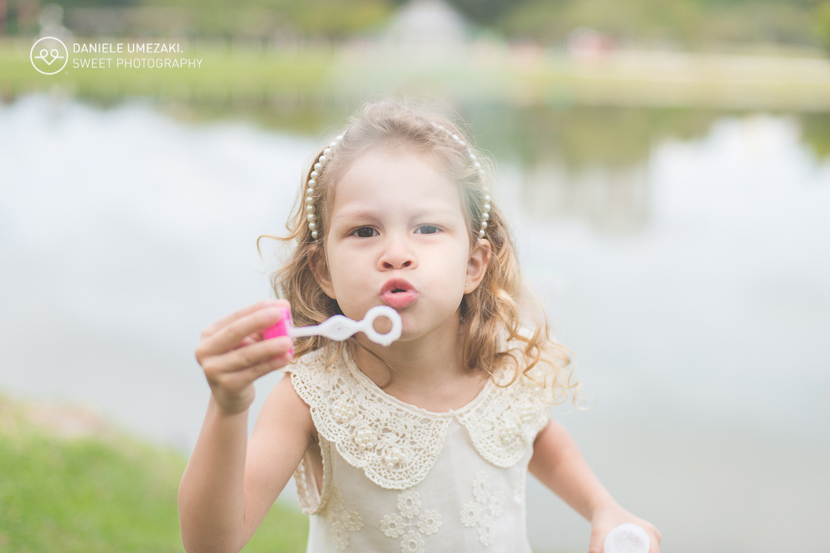 criança no parque centenário brincando bloinha de sabão daniele umezaki sweet photography fotografo mogi das cruzes fotografia mogi das cruzes newborn ensaio book criança  infantil gestante