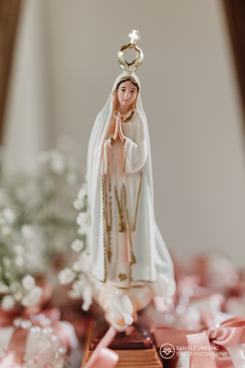 Detalhes delicados da decoração preparada pela Doce de Laço para o almoço em família pós-batizado.