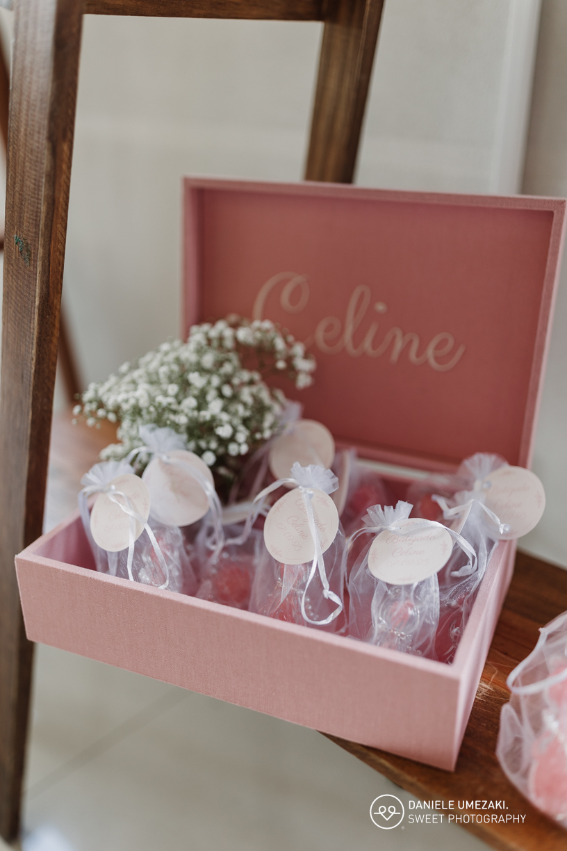 Detalhes delicados da decoração preparada pela Doce de Laço para o almoço em família pós-batizado.