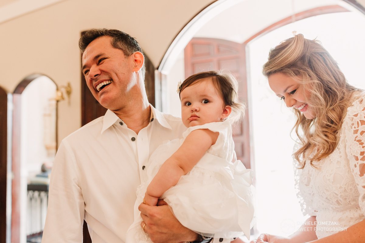 Interior da Igreja do Socorro em Mogi das Cruzes, momentos antes do início da cerimônia de batismo. Pais chegando na igreja 