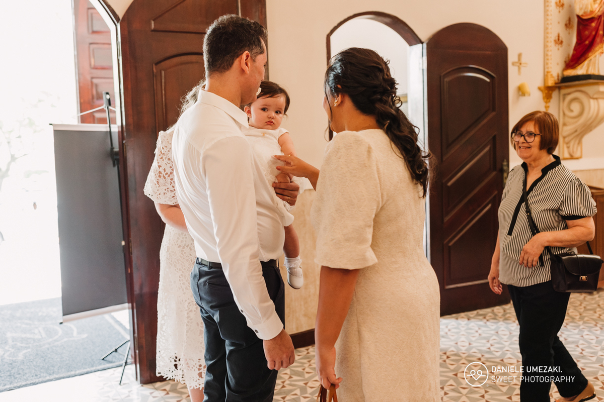 Mogi das Cruzes, momentos antes do início da cerimônia de batismo. Pais chegando na igreja  Família feliz se reunindo para o nbatizado 