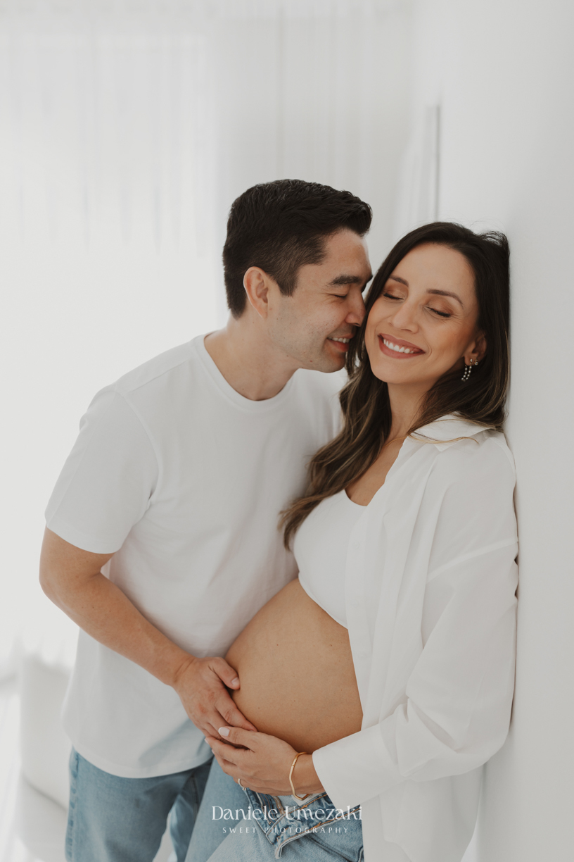 Ensaio gestante natural e elegante em estúdio em Mogi das Cruzes