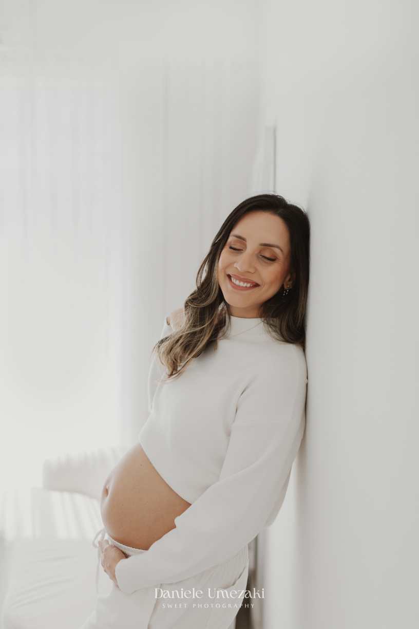 Ensaio gestante natural e elegante em estúdio em Mogi das Cruzes Gestante sorrindo em ensaio fotográfico em estúdio em Mogi das Cruzes, à espera de sua filha