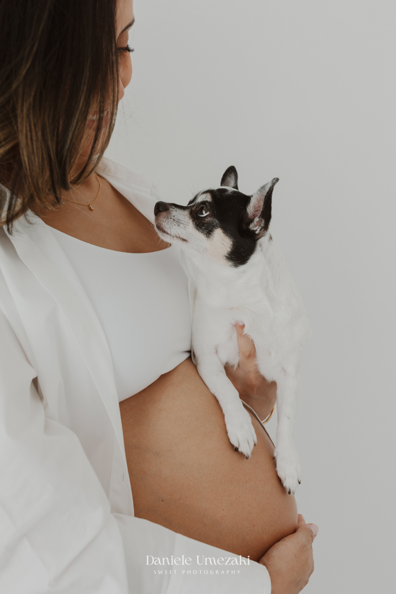 Detalhe da barriga da gestante em ensaio atemporal, aguardando Luiza em Mogi das Cruzes Detalhe da barriga da gestante em estúdio fotográfico de Mogi das Cruzes, ensaio à espera da Luiza