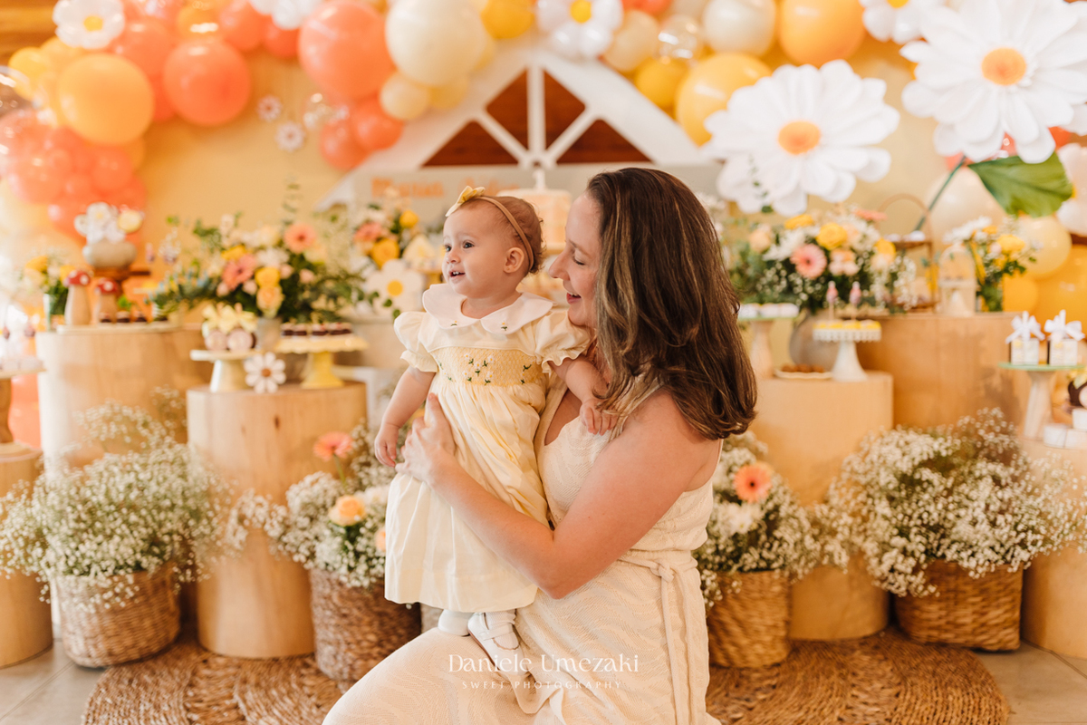 Registro afetivo de aniversário em Mogi das Cruzes com foco em conexão familiar. Fotógrafa especializada em capturar momentos reais, cheios de amor, emoção e carinho no primeiro aninho da criança, com luz natural e estilo delicado