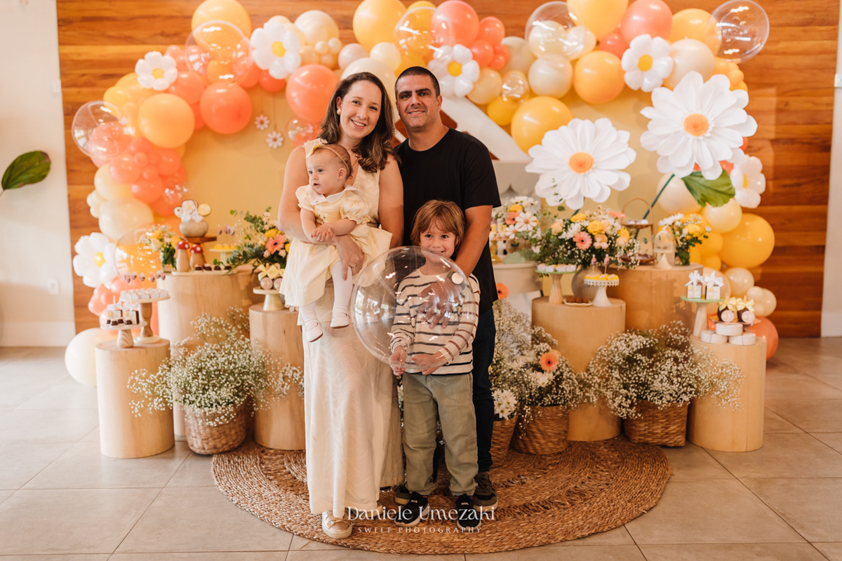 Registro afetivo de aniversário em Mogi das Cruzes com foco em conexão familiar. Fotógrafa especializada em capturar momentos reais, cheios de amor, emoção e carinho no primeiro aninho da criança, com luz natural e estilo delicado