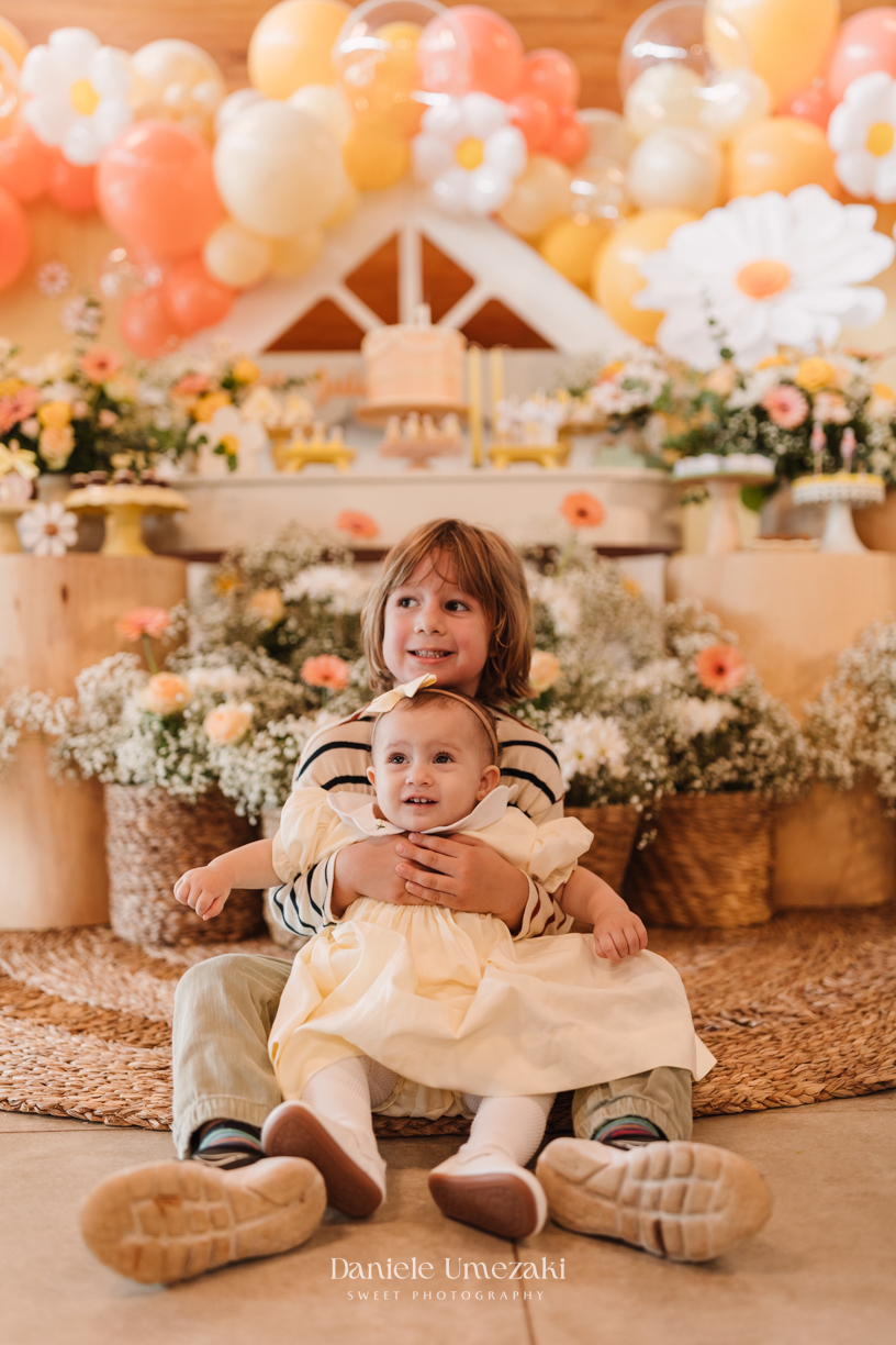 Registro afetivo de aniversário em Mogi das Cruzes com foco em conexão familiar. Fotógrafa especializada em capturar momentos reais, cheios de amor, emoção e carinho no primeiro aninho da criança, com luz natural e estilo delicado