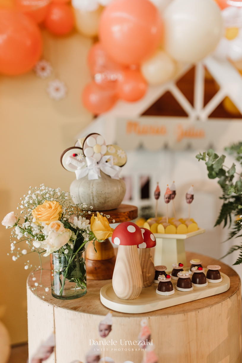 Fotógrafa em Mogi das Cruzes especializada em aniversários infantis. Festa de 1 ano registrada com olhar sensível, luz natural e decoração delicada. Cada detalhe transformado em memórias afetivas com fotos profissionais e cheias de emoção
