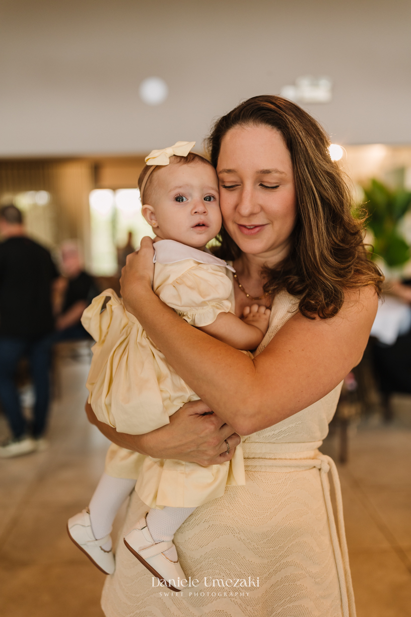 Registro afetivo de aniversário em Mogi das Cruzes com foco em conexão familiar. Fotógrafa especializada em capturar momentos reais, cheios de amor, emoção e carinho no primeiro aninho da criança, com luz natural e estilo delicado