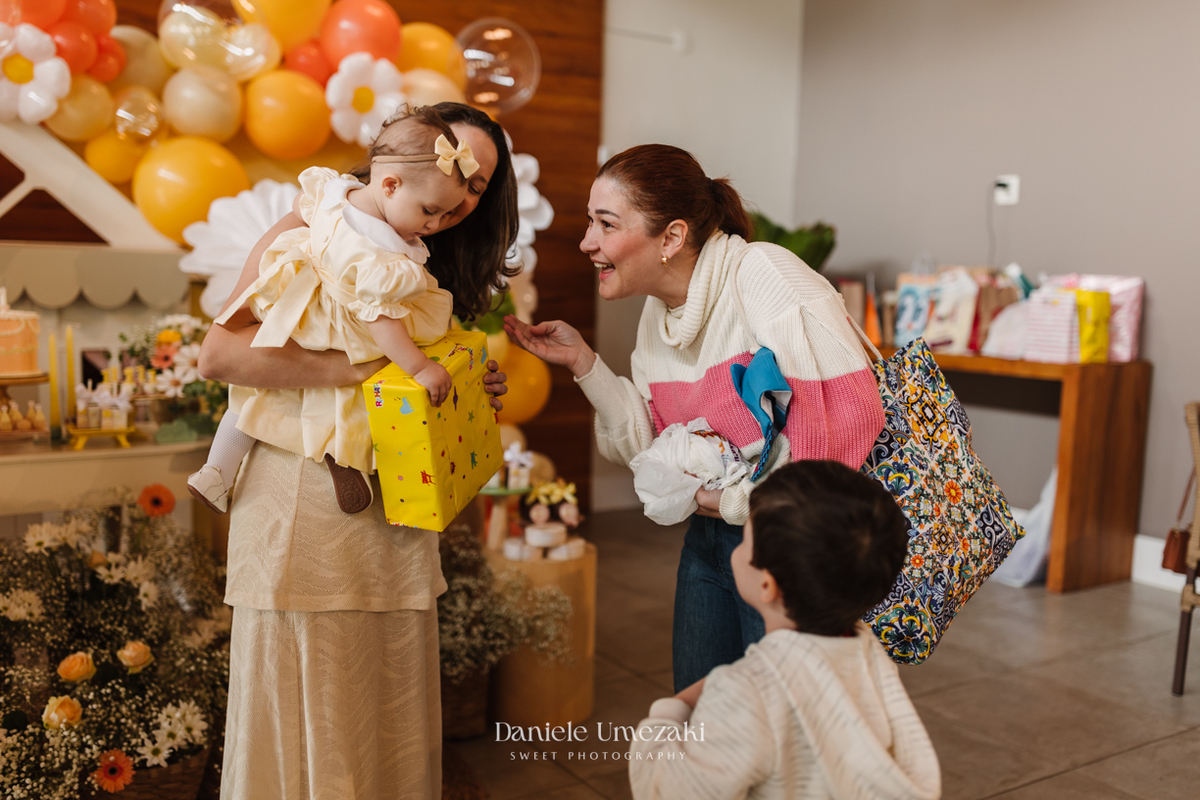 Registro afetivo de aniversário em Mogi das Cruzes com foco em conexão familiar. Fotógrafa especializada em capturar momentos reais, cheios de amor, emoção e carinho no primeiro aninho da criança, com luz natural e estilo delicado