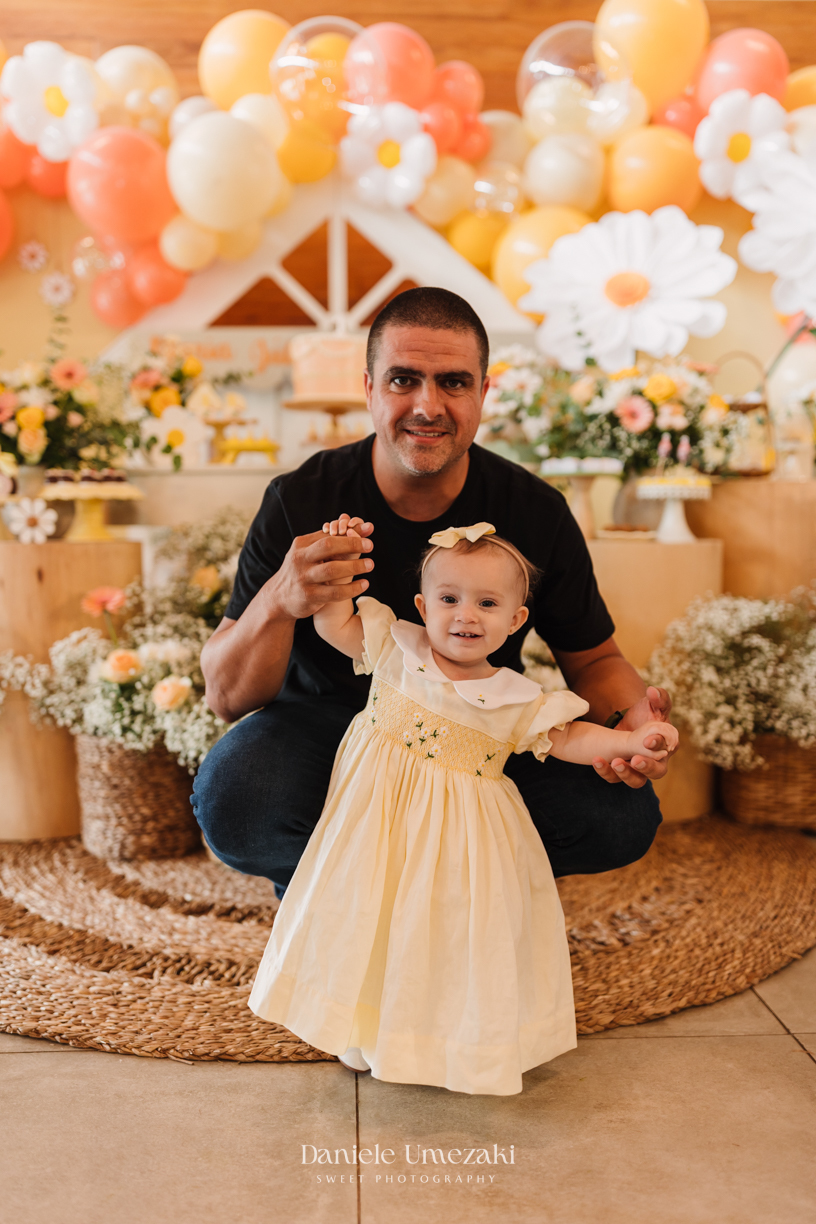 Registro afetivo de aniversário em Mogi das Cruzes com foco em conexão familiar. Fotógrafa especializada em capturar momentos reais, cheios de amor, emoção e carinho no primeiro aninho da criança, com luz natural e estilo delicado