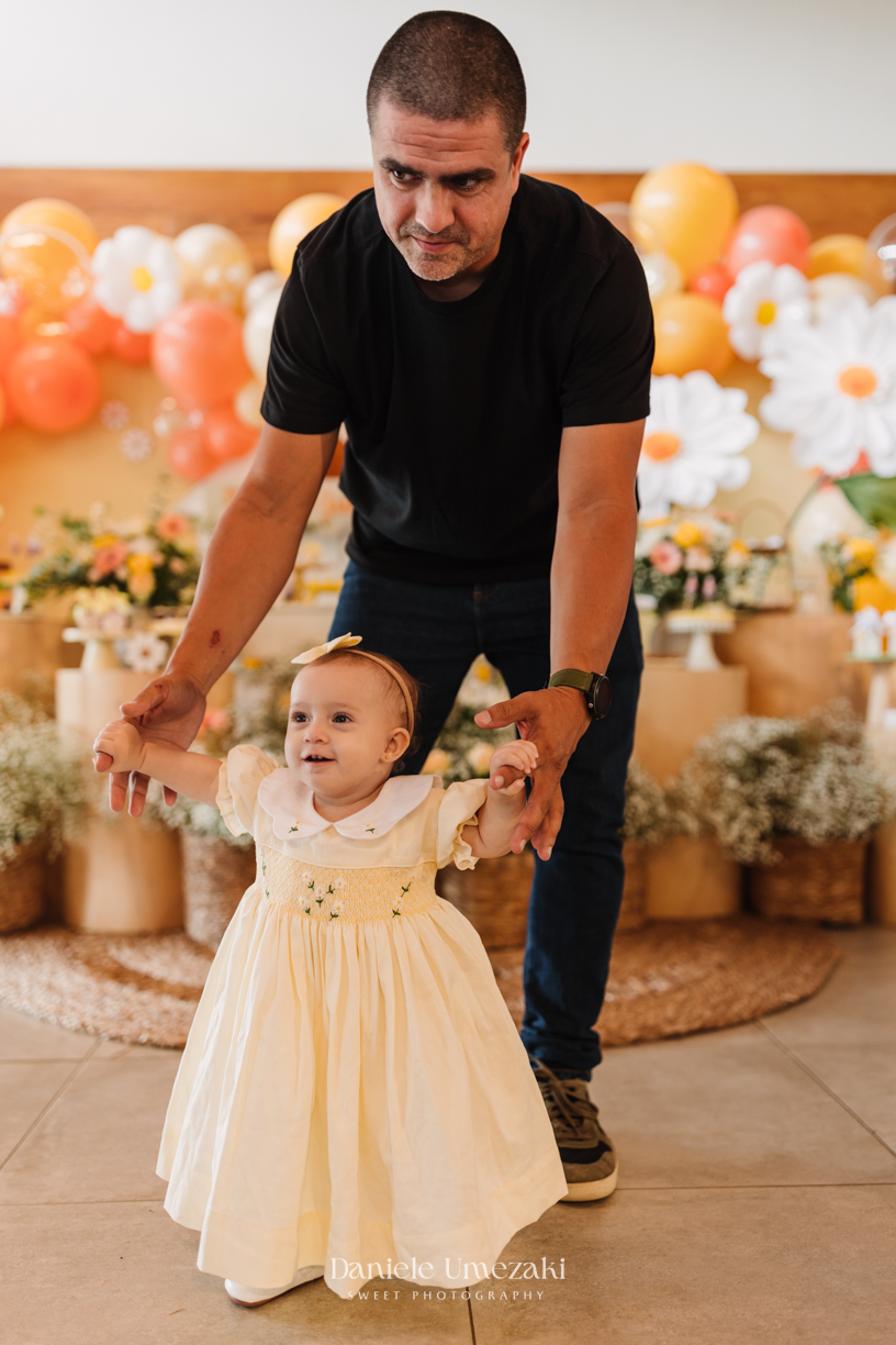 Registro afetivo de aniversário em Mogi das Cruzes com foco em conexão familiar. Fotógrafa especializada em capturar momentos reais, cheios de amor, emoção e carinho no primeiro aninho da criança, com luz natural e estilo delicado