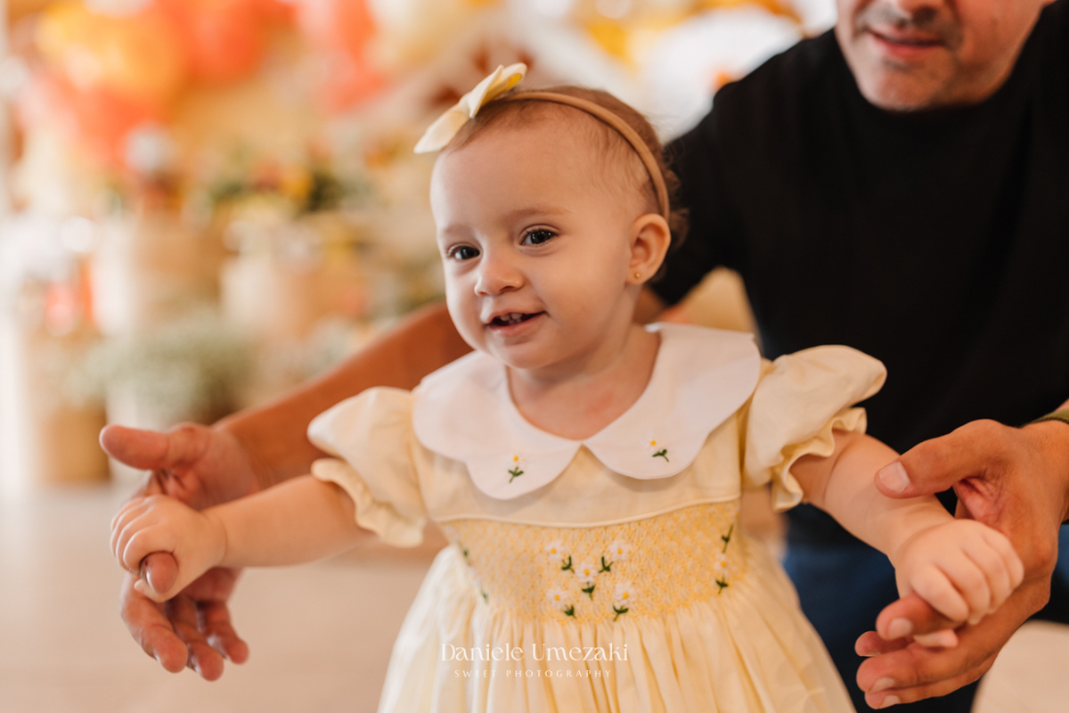 Registro afetivo de aniversário em Mogi das Cruzes com foco em conexão familiar. Fotógrafa especializada em capturar momentos reais, cheios de amor, emoção e carinho no primeiro aninho da criança, com luz natural e estilo delicado