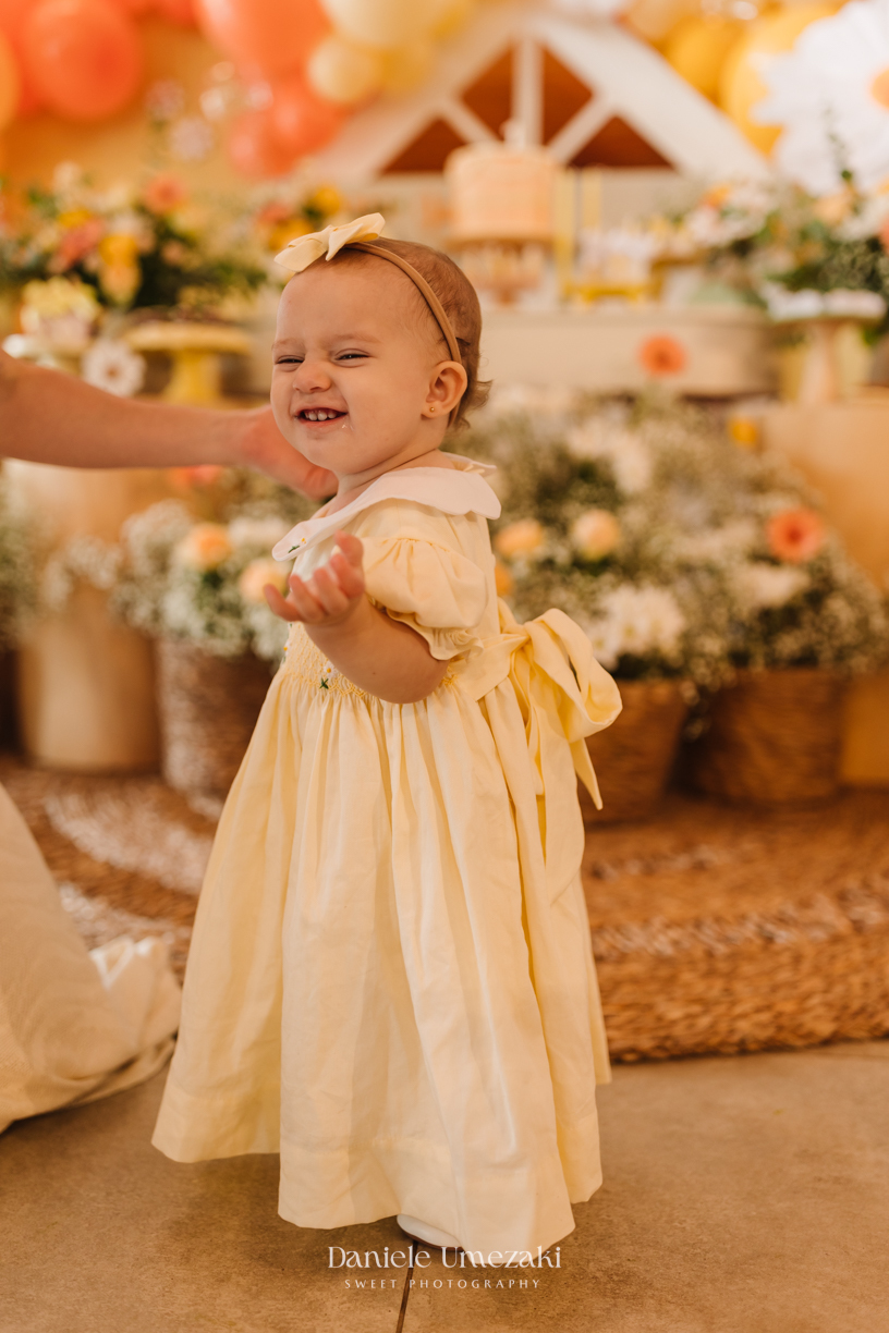 Registro afetivo de aniversário em Mogi das Cruzes com foco em conexão familiar. Fotógrafa especializada em capturar momentos reais, cheios de amor, emoção e carinho no primeiro aninho da criança, com luz natural e estilo delicado